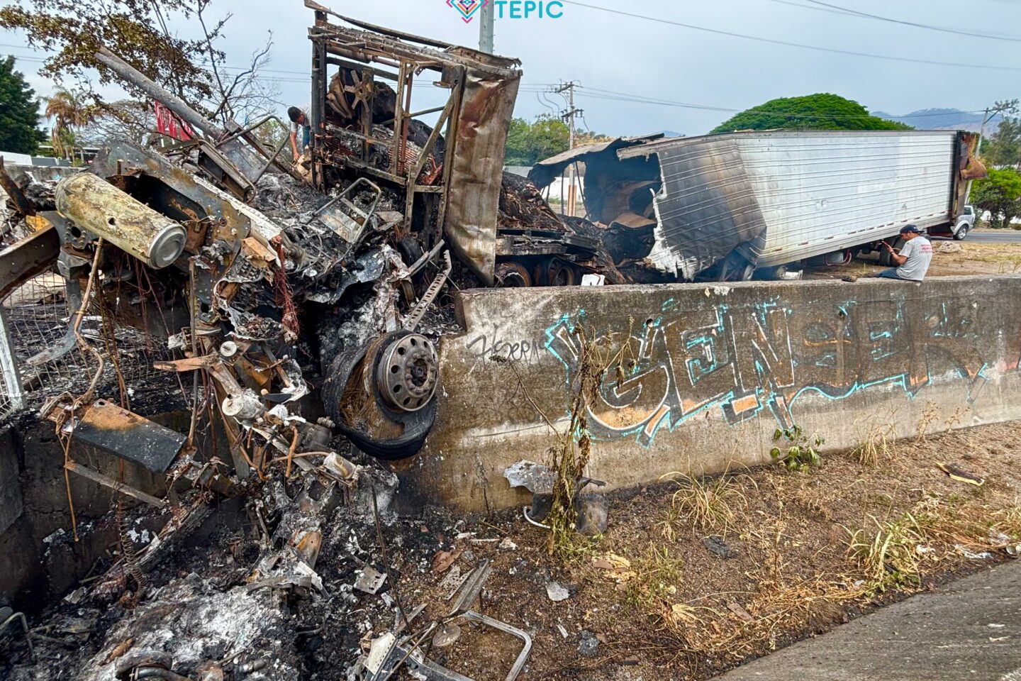 Totalmente calcinado quedó el tráiler que transportaba papel reciclado en rollos.