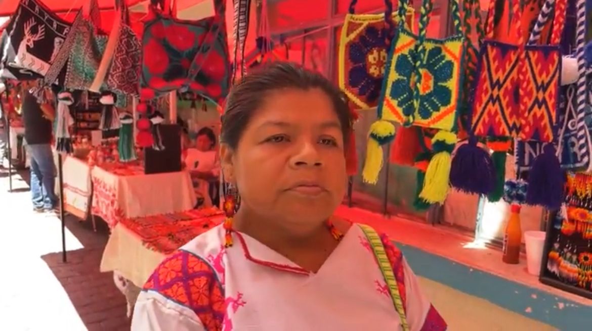 Artesanos wixárika toman cursos de inglés para mejorar sus ventas